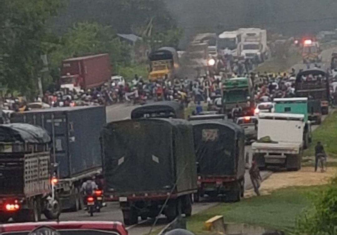 El bloqueo tiene represados vehículos de carga y de transporte de pasajeros que buscan salir o entrar a la capital de Bolívar. Crédito: Cortesía.