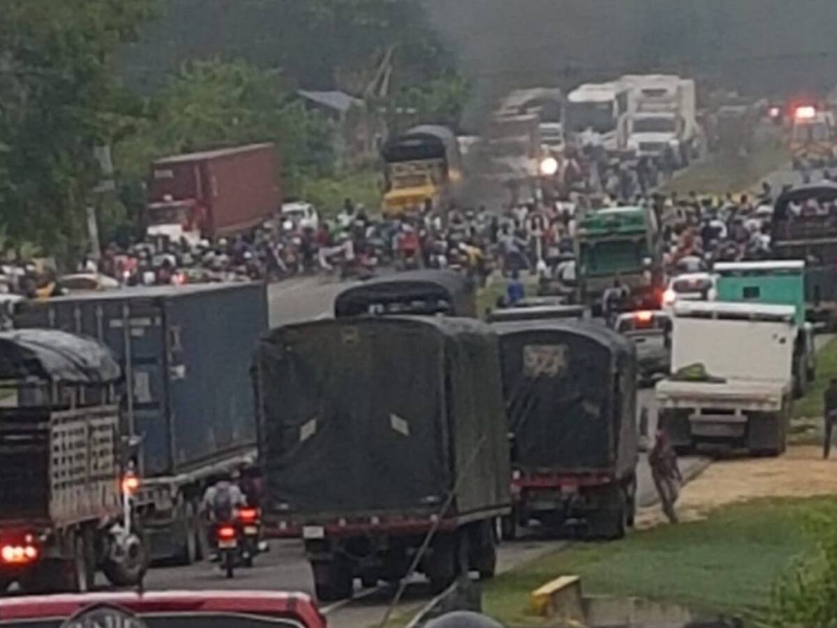 Bloqueos con quema de llantas por fallas en servicio de energía en Turbaco y Arjona