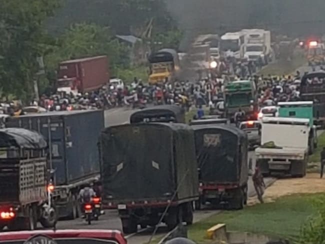 El bloqueo tiene represados vehículos de carga y de transporte de pasajeros que buscan salir o entrar a la capital de Bolívar. Crédito: Cortesía.