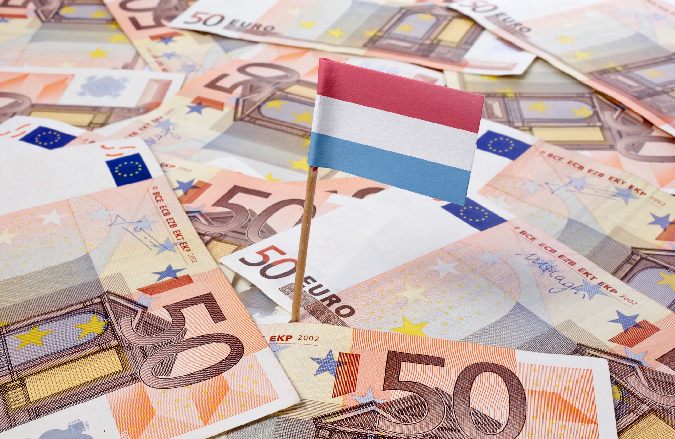 Euros con bandera de Luxemburgo. I Foto: Getty Images.