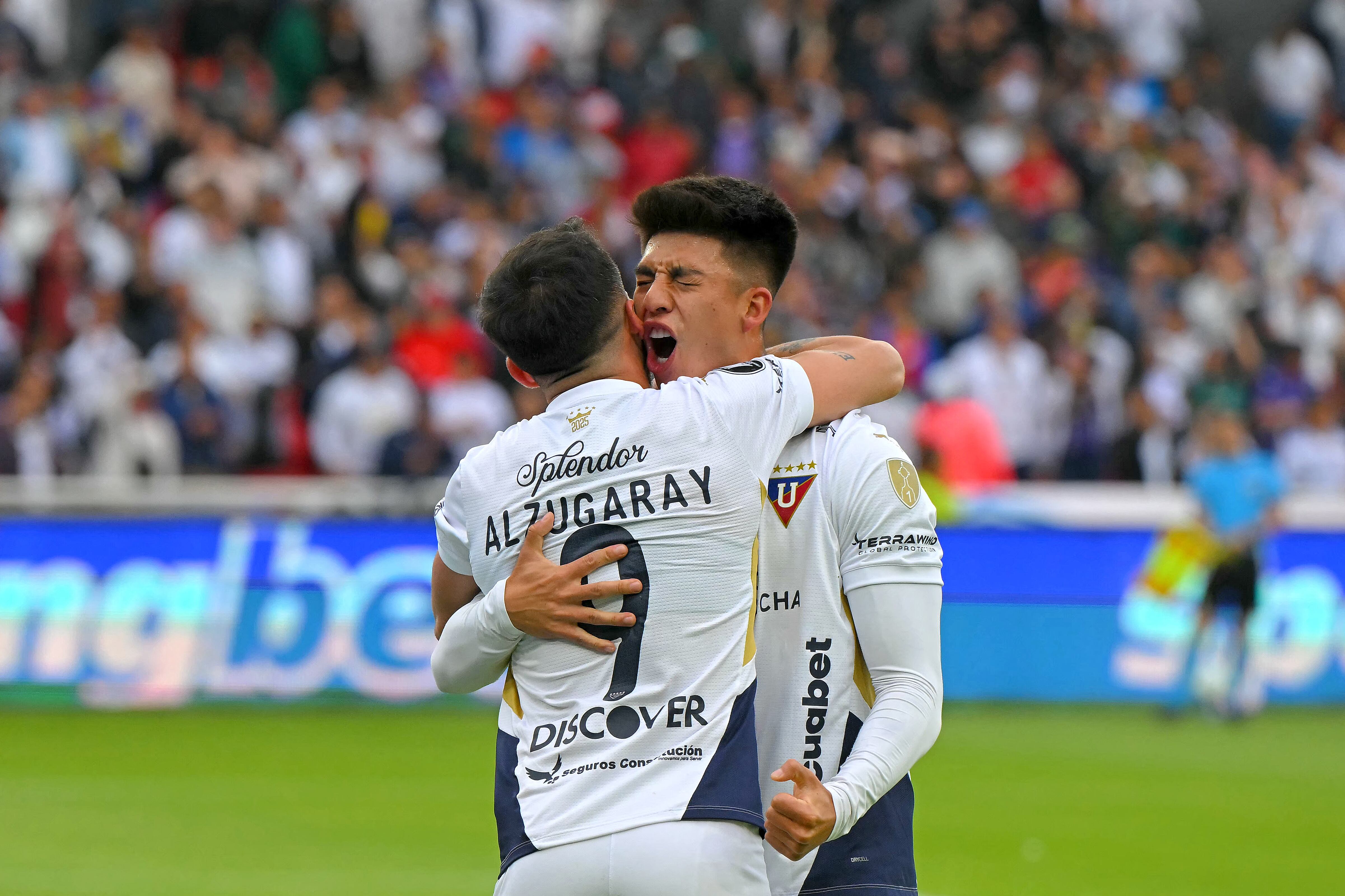 Gabriel Villamil celebra con su compañero, Lisandro Alzugaray en el partido, Liga de Quito vs Botafogo de Brasil en el estadio Rodrigo Paz Delgado en Quito el 21 de agosto de 2025. (Foto de RODRIGO BUENDIA/AFP via Getty Images)
