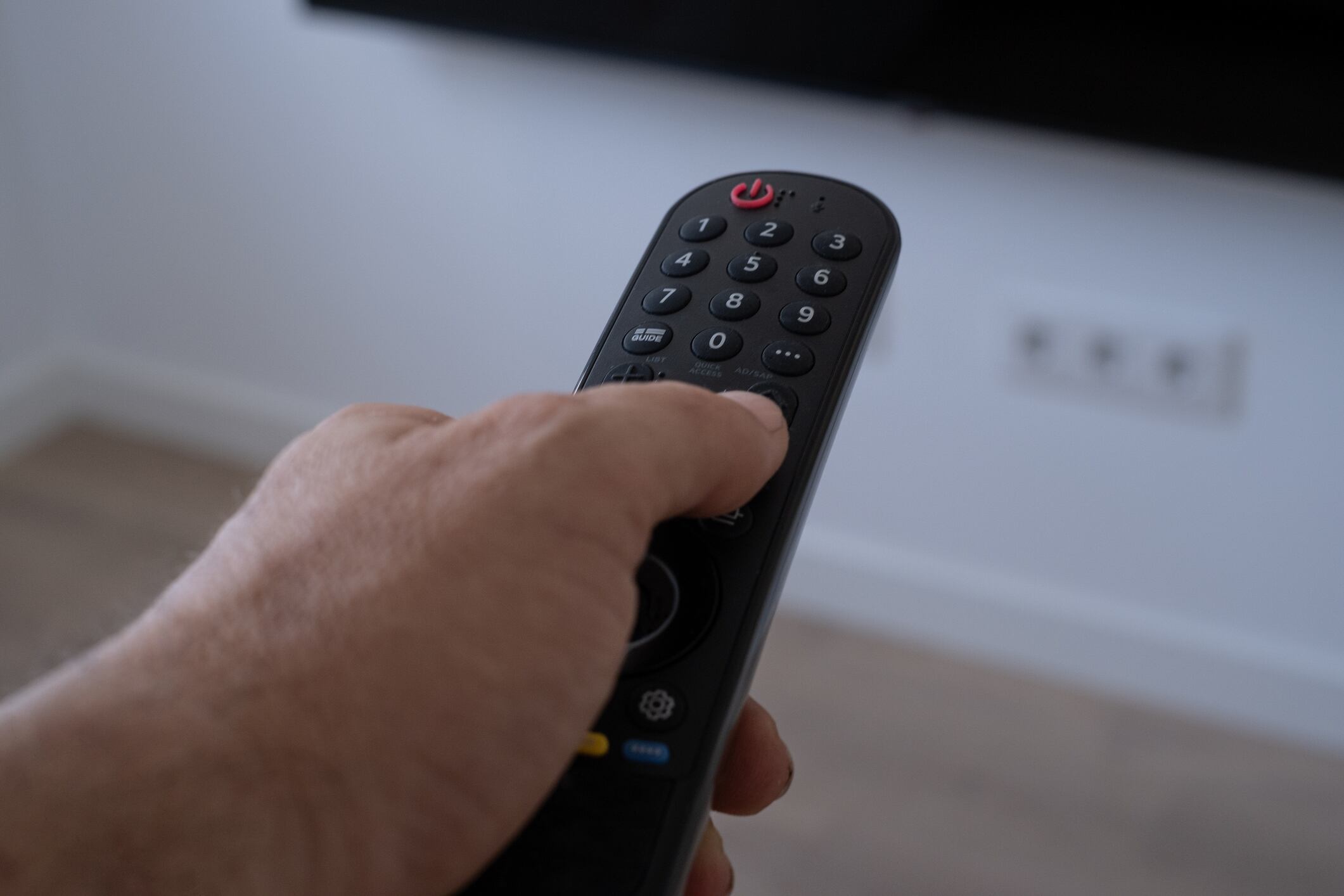 Imagen de referencia de persona teniendo un control de televisión. Foto: Getty Images