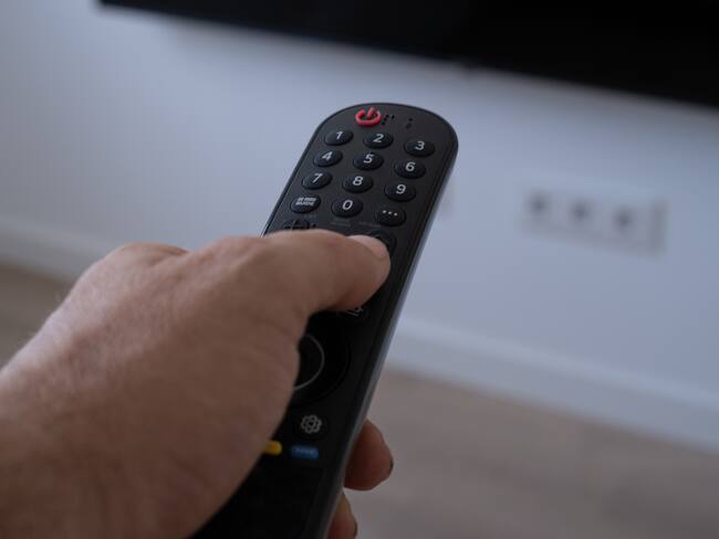 Imagen de referencia de persona teniendo un control de televisión. Foto: Getty Images