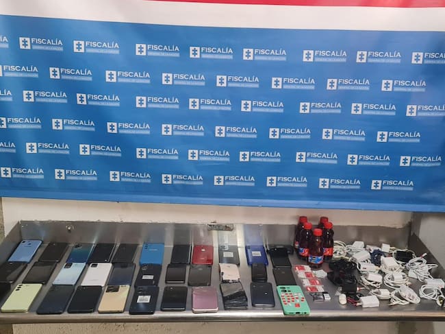 Gaula militar incautó más de 30 celulares en caletas, en la cárcel de la Dorada, Caldas. Foto: Cortesía