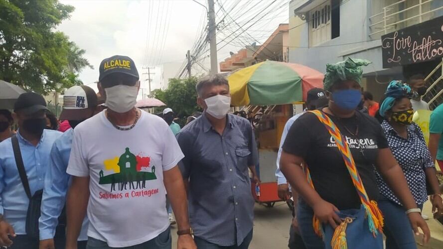 El alcalde de Cartagena, William Dau, y parte de su gabinete, participaron de la protesta de este sábado contra el abuso policial. Foto: Cortesía