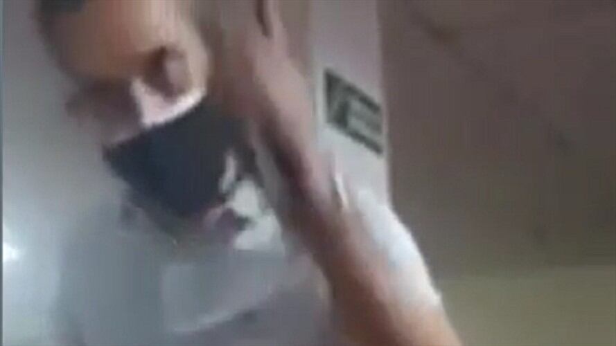 En un video que circuló en redes sociales, el funcionario le pide a la mujer que deje de grabarlo y le da una cachetada. Foto: Captura de video