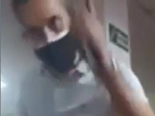En un video que circuló en redes sociales, el funcionario le pide a la mujer que deje de grabarlo y le da una cachetada. Foto: Captura de video