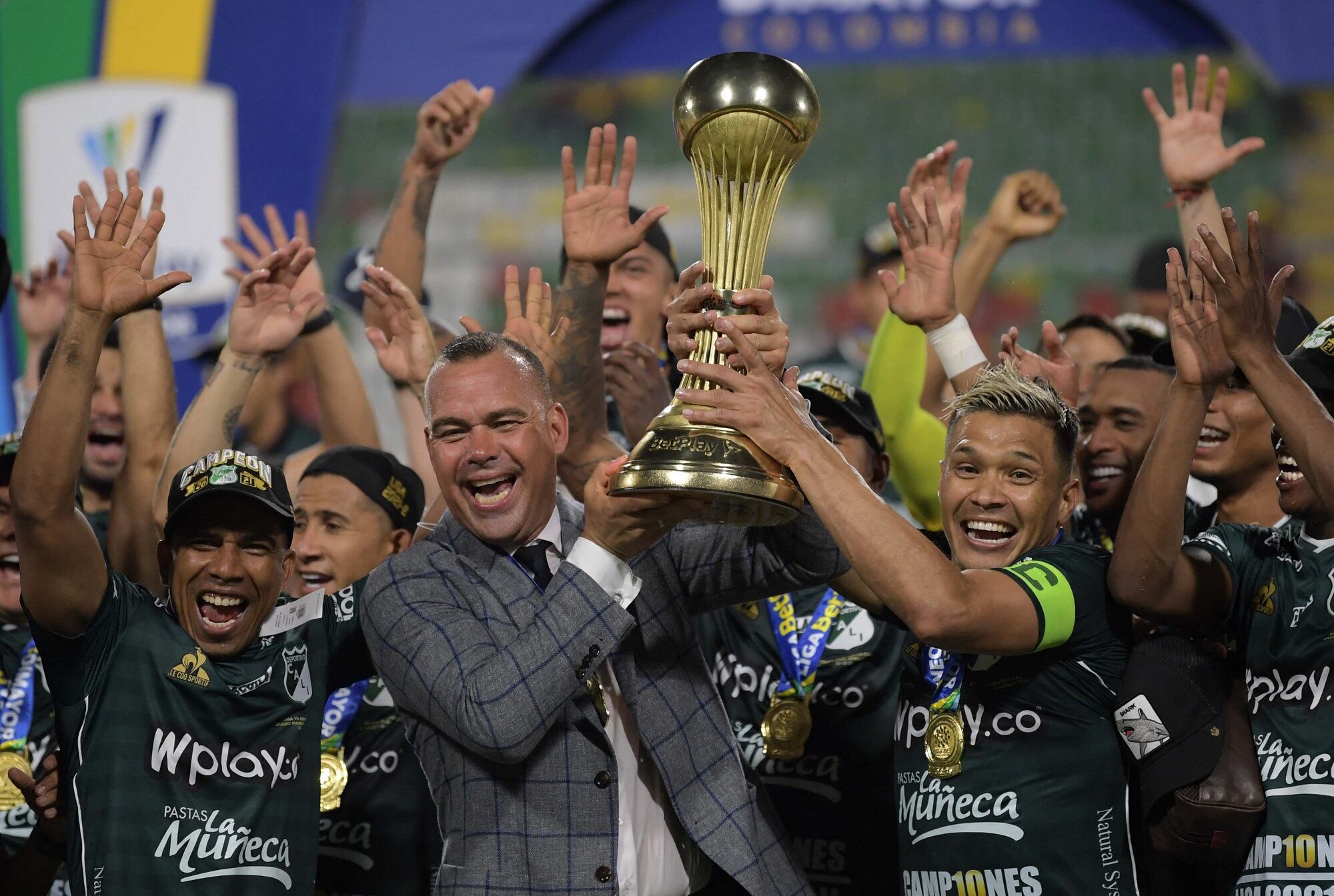 Rafael Dudamel y jugadores del Deportivo Cali celebrando la décima estrella del equipo