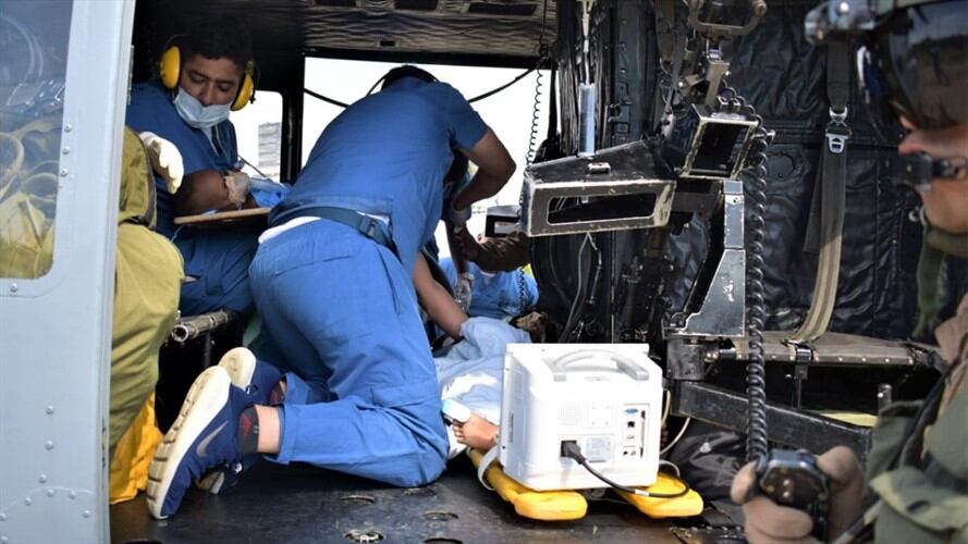 Debido a su delicado estado de salud, dos de los menores fueron evacuados en helicóptero. Foto: Armada Nacional