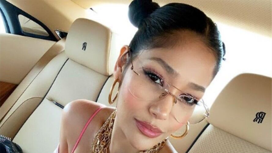 El escote con el que Farina recibió el 2021. Foto: Instagram: @farinamusic