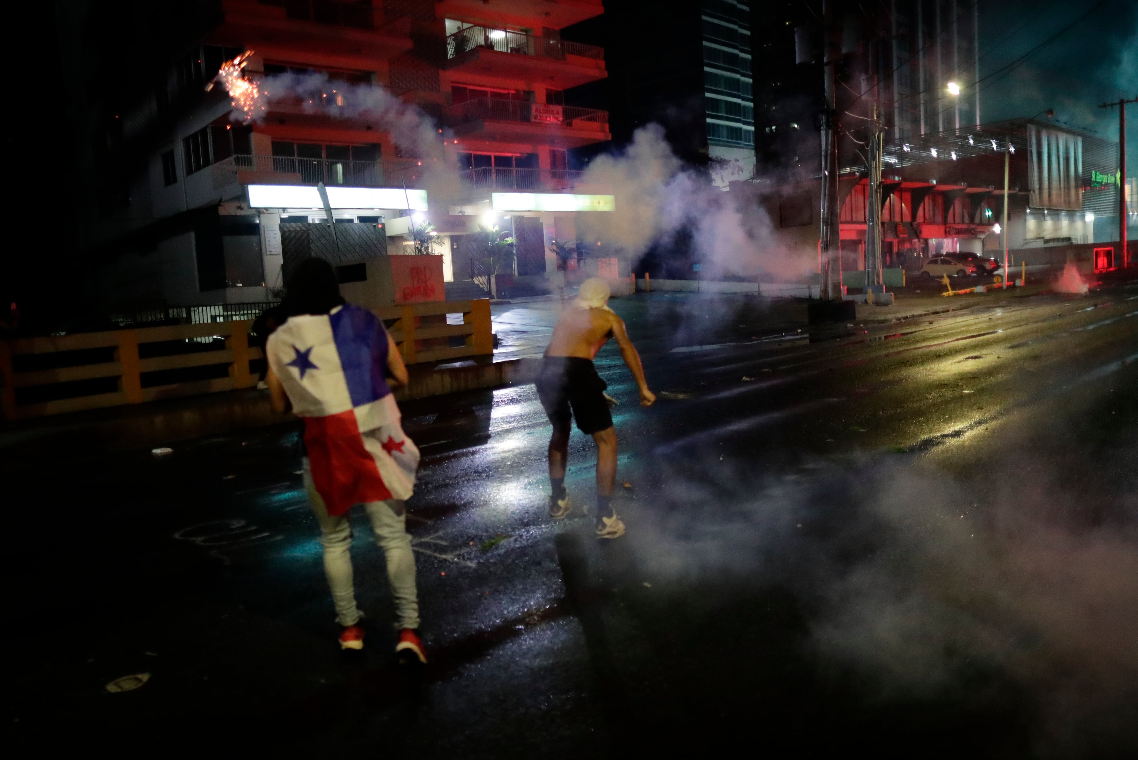 AME976. CIUDAD DE PANAMÁ (PANAMÁ), 26/10/2023.- Manifestantes se enfrentan hoy con policías antidisturbios durante protestas contra la concesión a la minera canadiense FQM, en Ciudad de Panamá (Panamá). Cientos de manifestantes recorrieron este jueves las principales calles de Ciudad de Panamá hasta llegar a las proximidades de la sede presidencial, donde hubo enfrentamientos con la policía, en rechazo a la renovada concesión dada a la empresa Minera Panamá, filial de la canadiense First Quantum Minerals (FQM). EFE/ Bienvenido Velasco