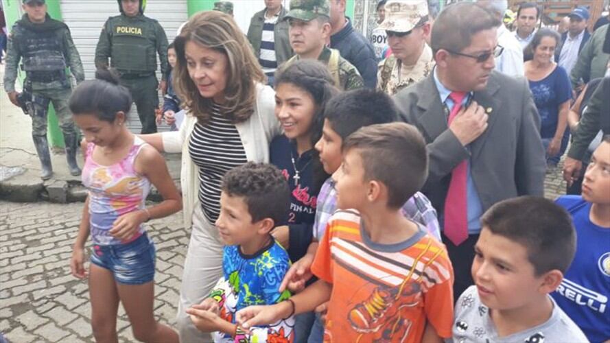 La vicepresidente Marta Lucía Ramírez conoció de primera mano la situación de los damnificados por el derrumbe en Marquetalia. Foto: Colprensa