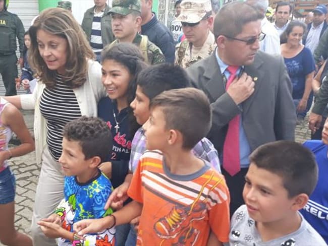 La vicepresidente Marta Lucía Ramírez conoció de primera mano la situación de los damnificados por el derrumbe en Marquetalia. Foto: Colprensa