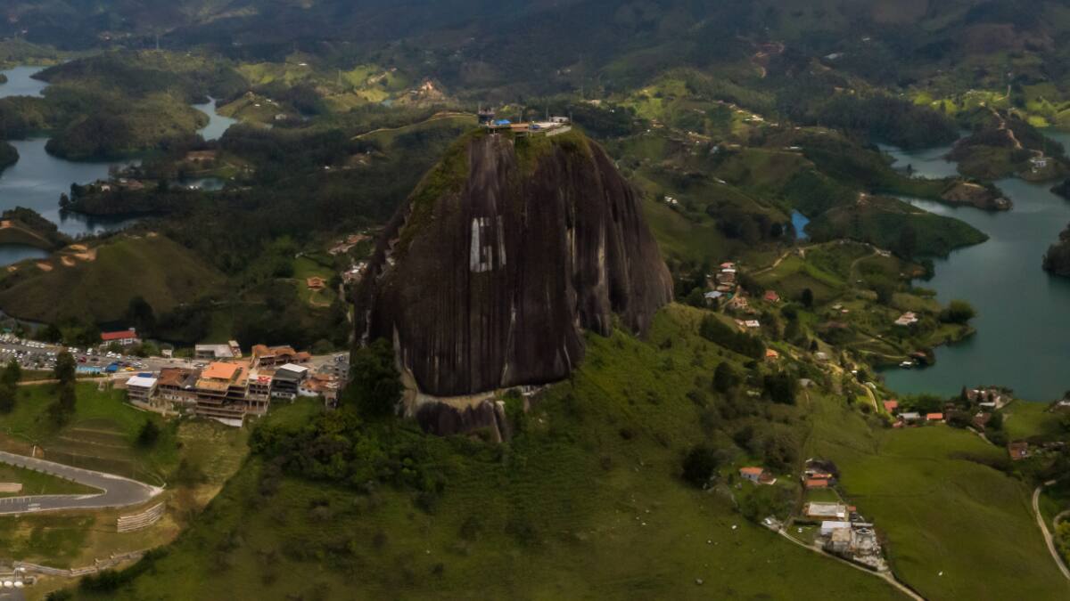 La ‘tractomula humana’: la historia del hombre que subió mercancía a la Piedra del Peñol por más de 30 años