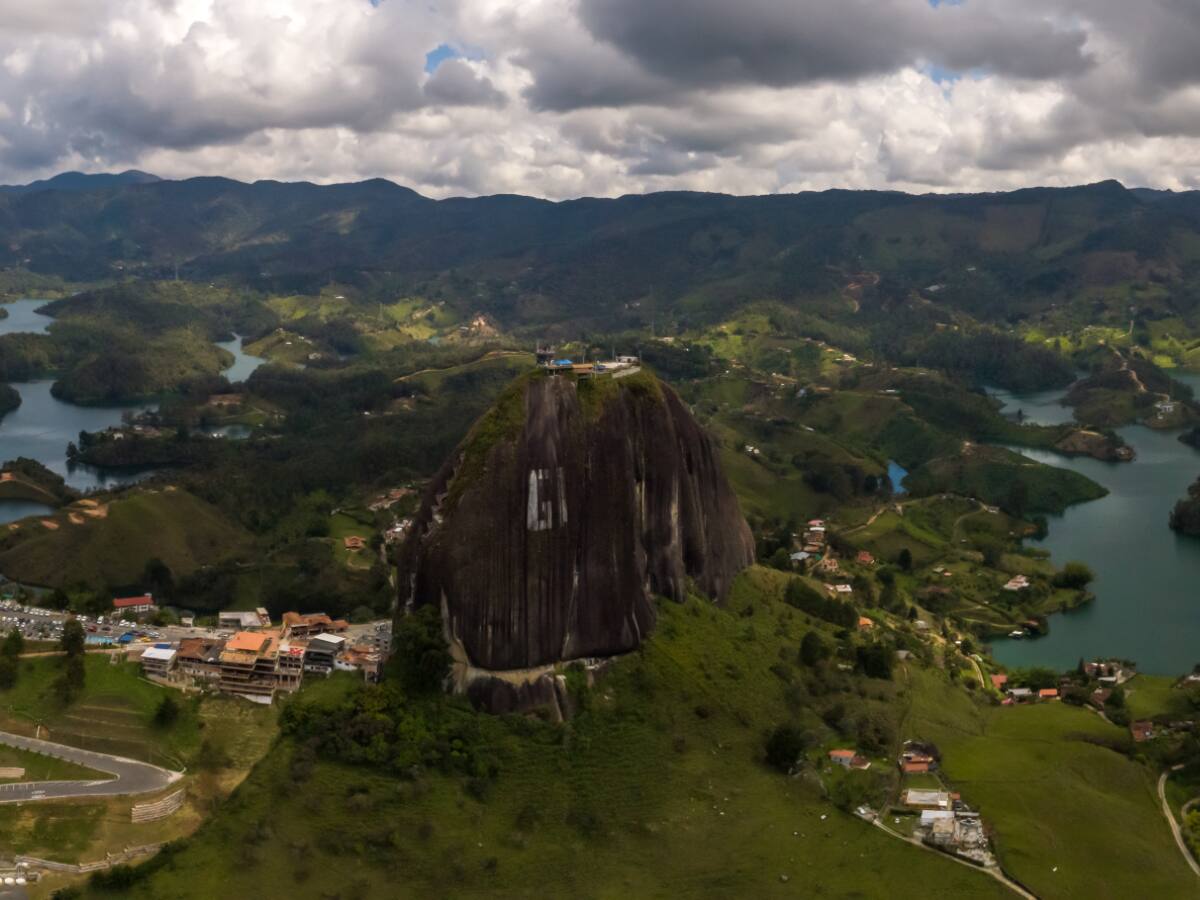 La ‘tractomula humana’: la historia del hombre que subió mercancía a la Piedra del Peñol por más de 30 años