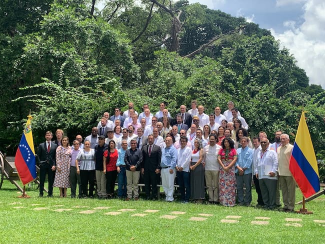 Foto oficial del cierre del cuarto ciclo de diálogos entre el ELN y el gobierno colombiano. Foto: Gabriela González.