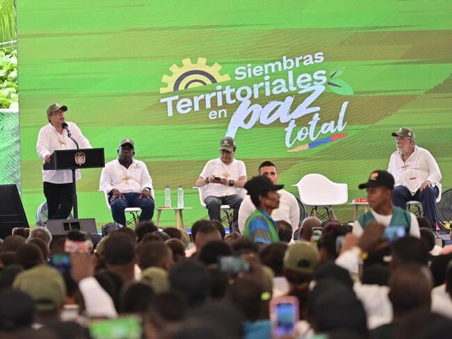 Gustavo Petro propone al ELN un cese al fuego territorial que se expanda en todo el país. Foto: Presidencia.