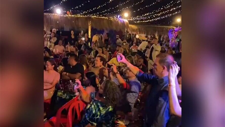 El evento de apertura no contó con los protocolos de bioseguridad, pero sí con la presencia de reconocidos artistas y promotores culturales de la ciudad. . Foto: Captura video