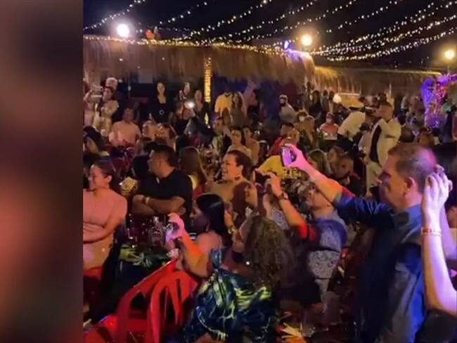 El evento de apertura no contó con los protocolos de bioseguridad, pero sí con la presencia de reconocidos artistas y promotores culturales de la ciudad. . Foto: Captura video