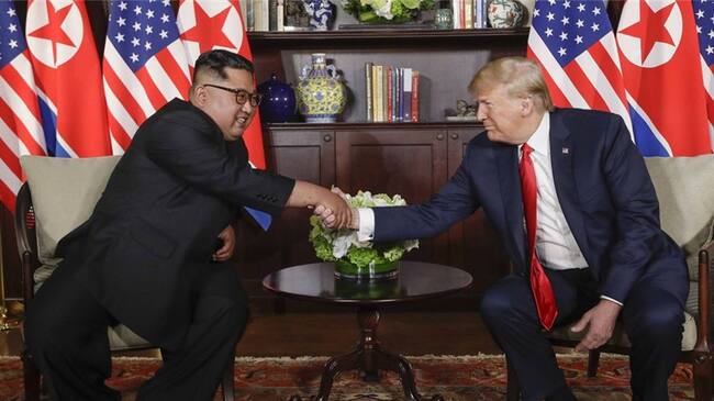Los presidentes de Korea del Norte, Kim Jong Un y EE UU, Donald Trump, durante la cumbre. Foto: Associated Press - AP