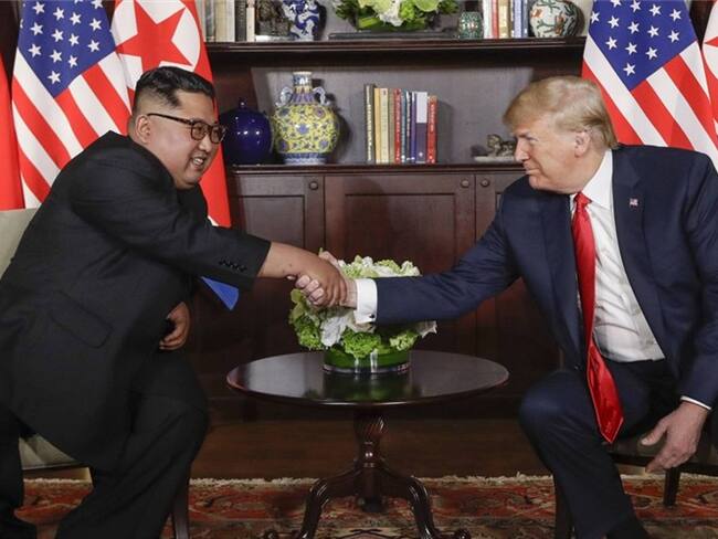 Los presidentes de Korea del Norte, Kim Jong Un y EE UU, Donald Trump, durante la cumbre. Foto: Associated Press - AP