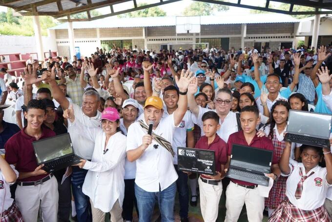 Entrega de computadores en Algarrobo/ MinTIC