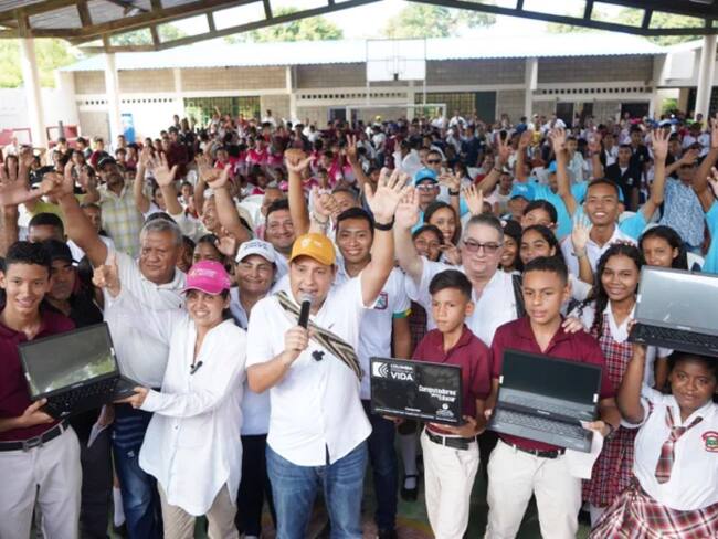 Entrega de computadores en Algarrobo/ MinTIC