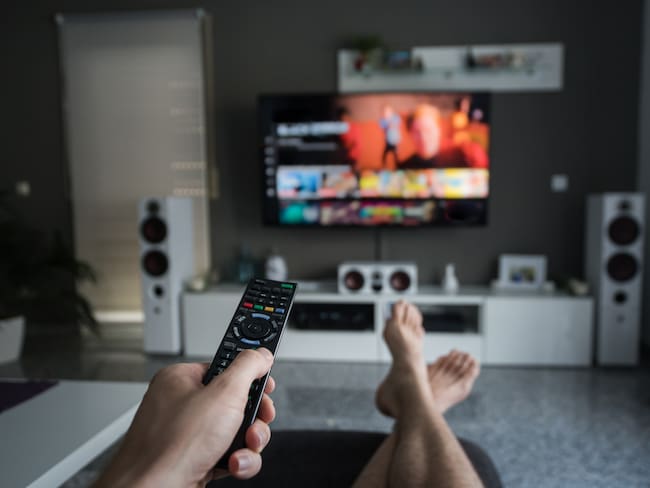 Imagen de referencia de hombre viendo televisión. Foto: Getty Images.