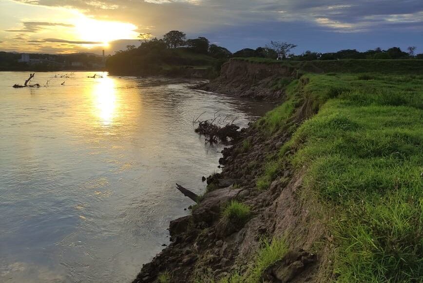 El río Magdalena se ha recostado sobre la ladera y lo ha socavado mucho más. Foto | Caracol Radio