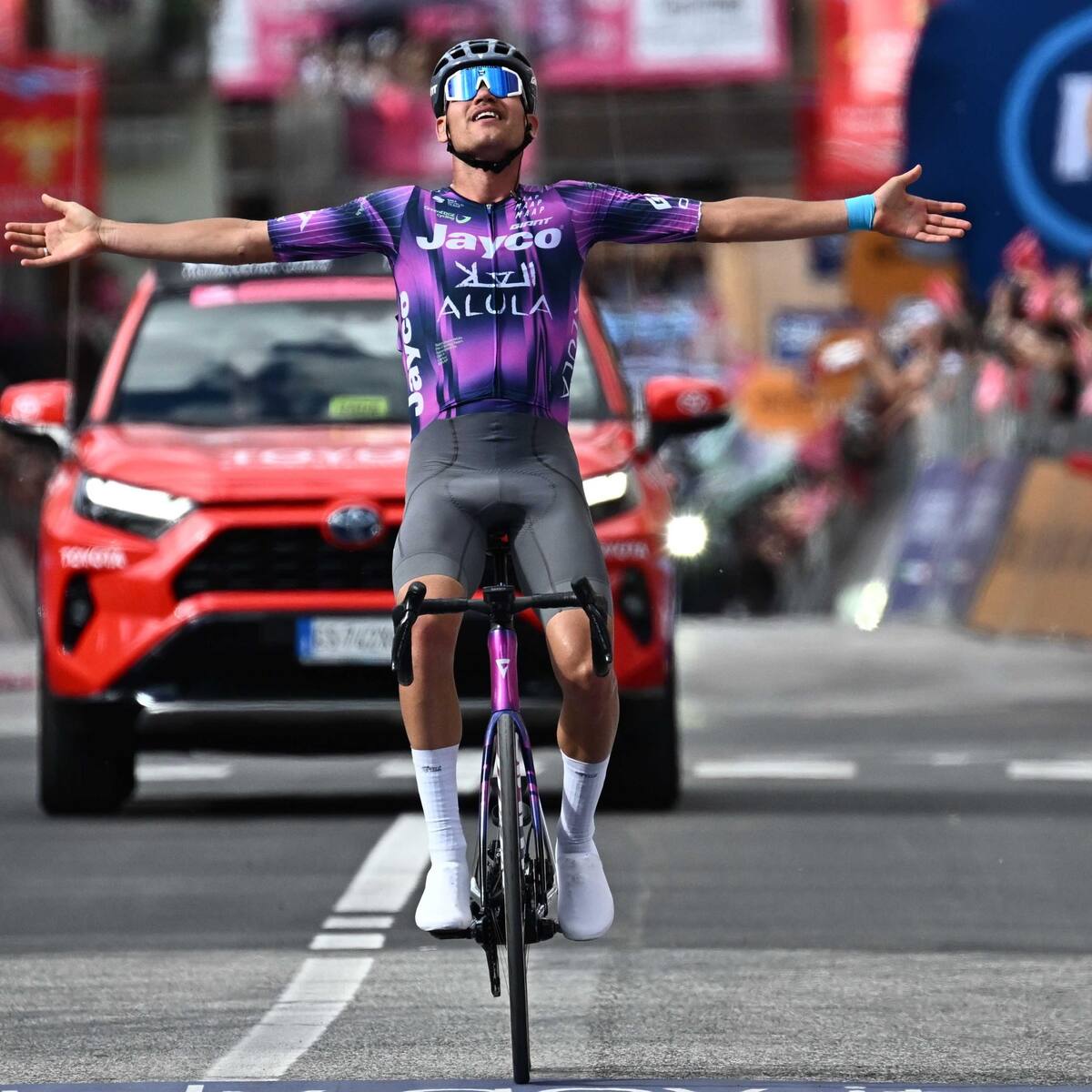 Lucas Plapp se impone en solitario en la 8ª etapa del Giro de Italia