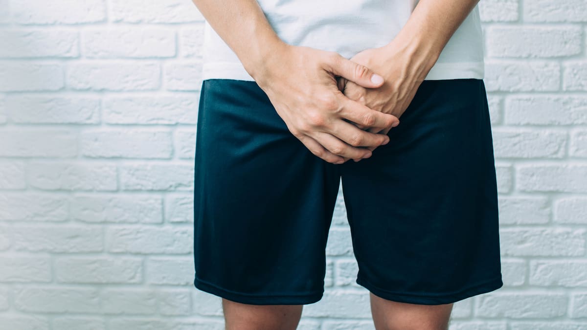 ¿Para los hombres es más saludable orinar sentados o de pie? Urólogo explica