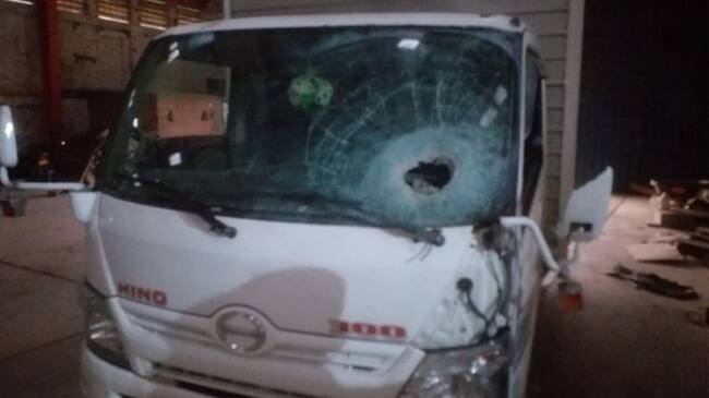 La Policía y la Fiscalía investigan el caso de un transportador que fue atacado con papas bomba por sujetos encapuchados. Foto: Cortesía Sucesos Cauca