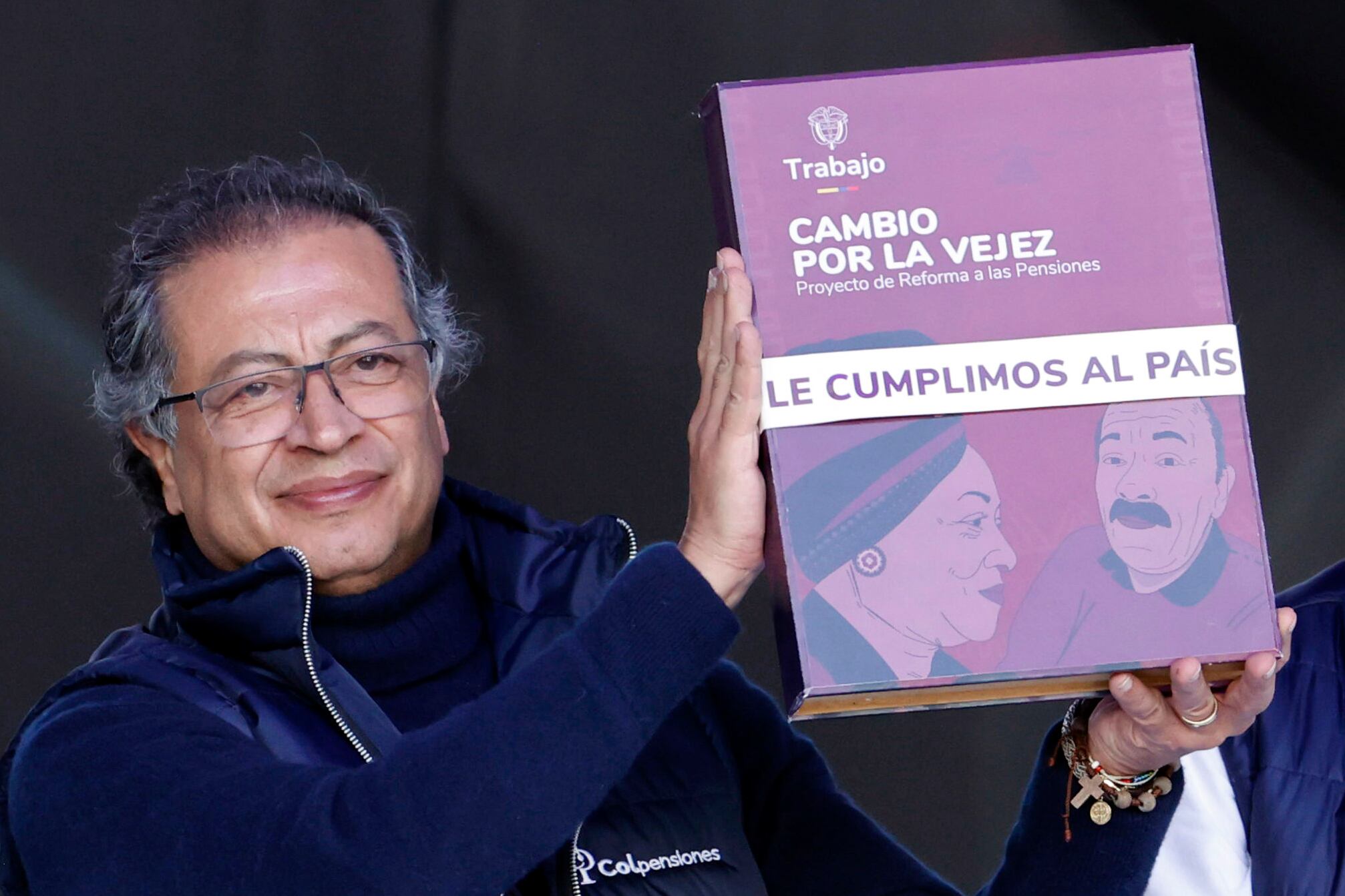 El presidente Gustavo Petro presenta el documento de la reforma pensional. EFE / Mauricio Dueñas Castañeda