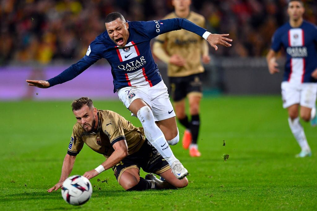 LENS, FRANCE - JANUARY 01: RC Lens v Paris Saint-Germain - Ligue 1  (Photo by Aurelien Meunier/Getty Images)