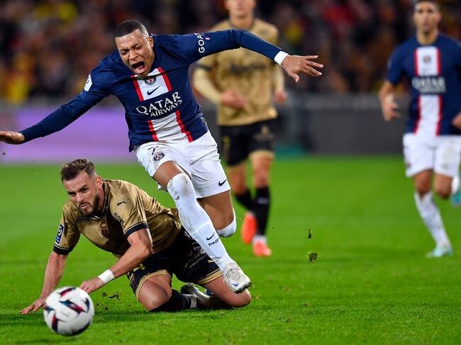 LENS, FRANCE - JANUARY 01: RC Lens v Paris Saint-Germain - Ligue 1 (Photo by Aurelien Meunier/Getty Images)