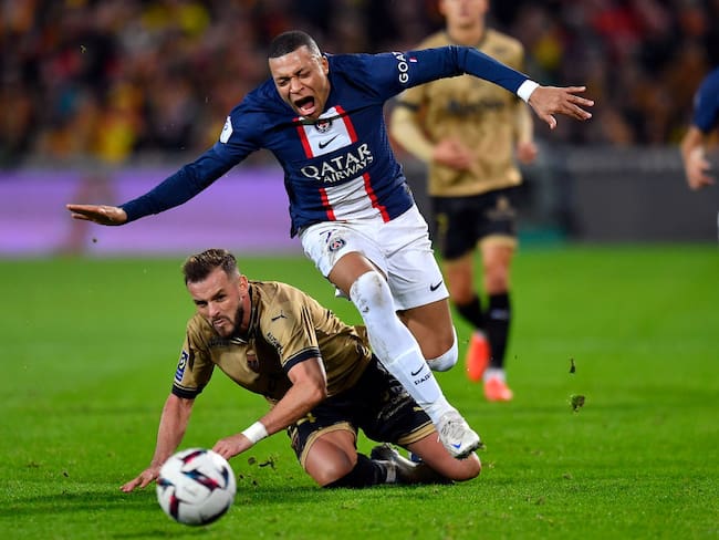 LENS, FRANCE - JANUARY 01: RC Lens v Paris Saint-Germain - Ligue 1  (Photo by Aurelien Meunier/Getty Images)