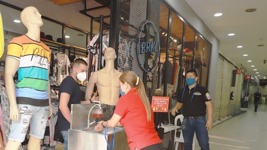 Las autoridades dispusieron seis puntos de control en las zonas de acceso peatonal, para hacer cumplir el 'pico y cédula' y los estrictos protocolos de bioseguridad. Foto: Alcaldía de Cali