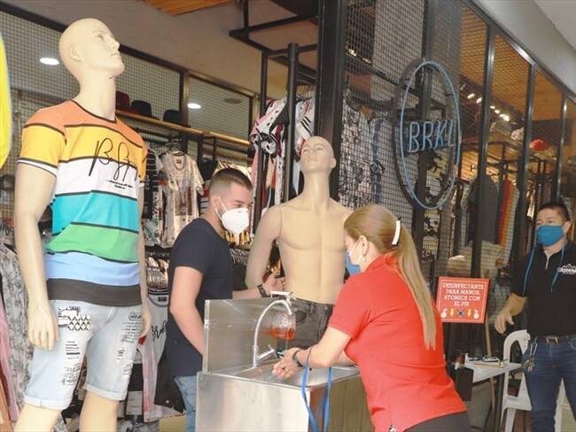 Las autoridades dispusieron seis puntos de control en las zonas de acceso peatonal, para hacer cumplir el 'pico y cédula' y los estrictos protocolos de bioseguridad. Foto: Alcaldía de Cali