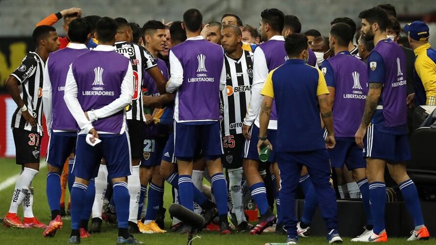 Reclamos entre jugadores de Boca Juniors y Atlético Mineiro. Foto: Getty Images