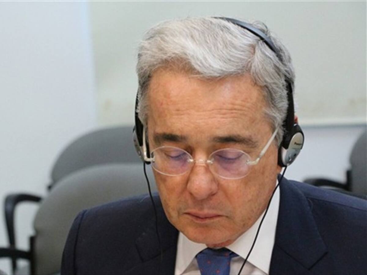 Uribe crítica apoyo de la FLIP a Daniel Samper