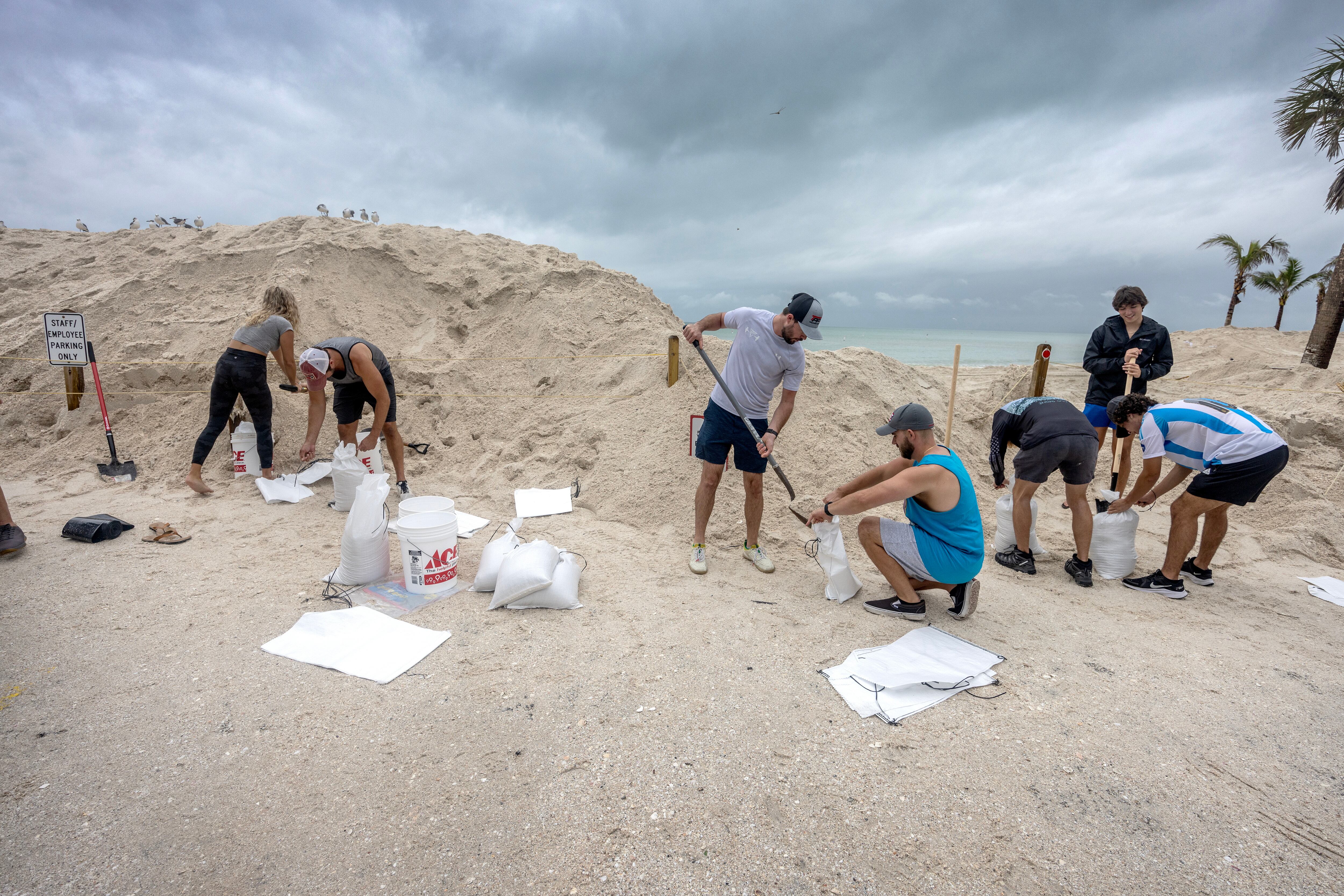Fort Myers (United States), 08/10/2024.- Bonita Beach residents are collecting sand bags as the city prepares for Hurricane Milton in Bonita Beach, Florida, USA, 08 October 2024. According to the National Hurricane Center's Live Hurricane Tracker, Hurricane Milton is set to make landfall on the west coast of Florida Wednesday evening. After rapidly intensifying into a Category 5 storm on Monday, Milton is anticipated to weaken as it reaches the shore but will still bring significant weather impacts across the state. (tormenta) EFE/EPA/CRISTOBAL HERRERA-ULASHKEVICH