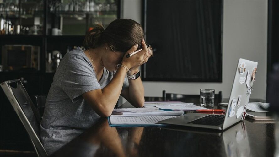 Imagen de referencia de una persona en trabajo desde casa. Foto: Getty Images /  Westend61