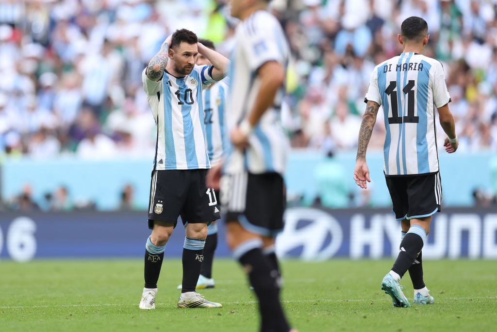 Lionel Messi de Argentina reacciona durante el partido del Grupo C de la Copa Mundial de la FIFA Qatar 2022 entre Argentina y Arabia Saudita en el estadio Lusail / Getty Images