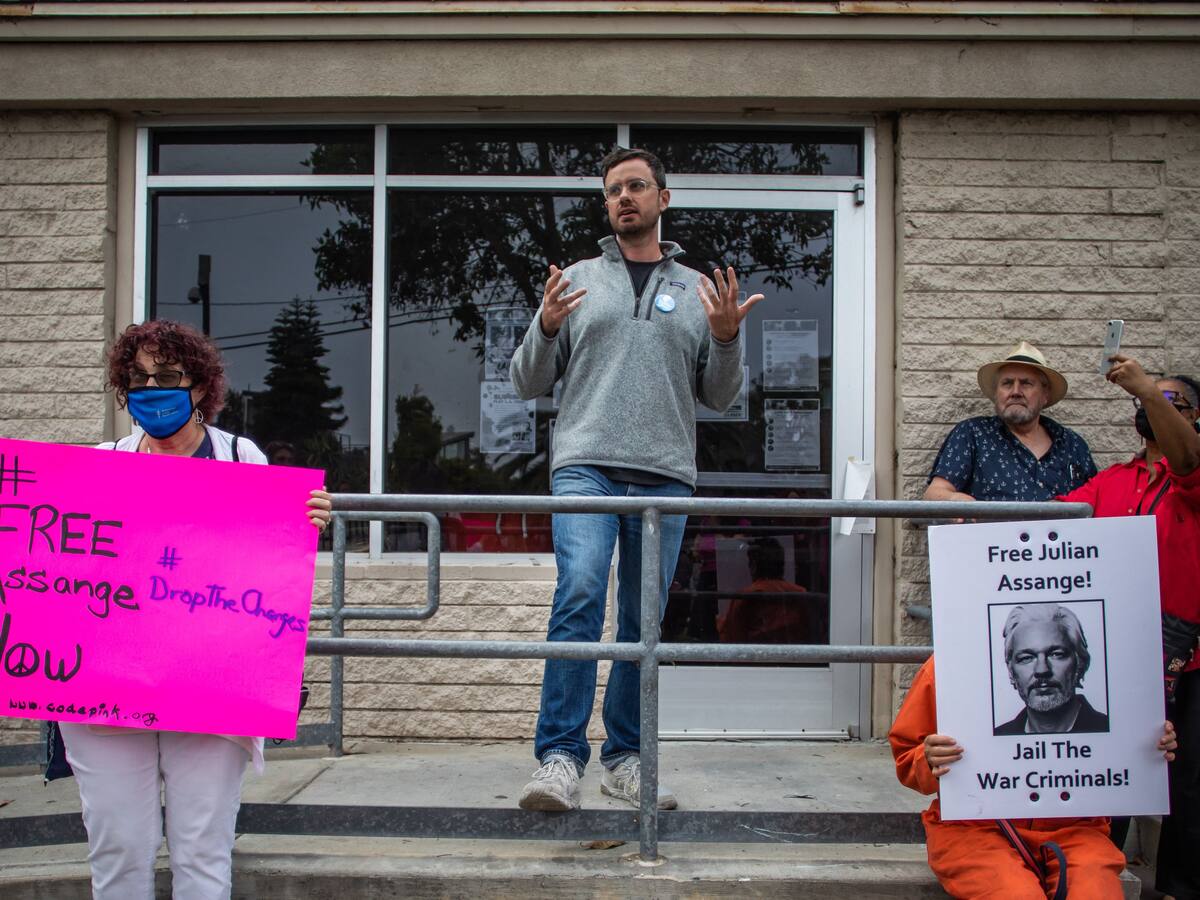 “Él no es el criminal, sino las instituciones que expuso”: hermano de Julian Assange