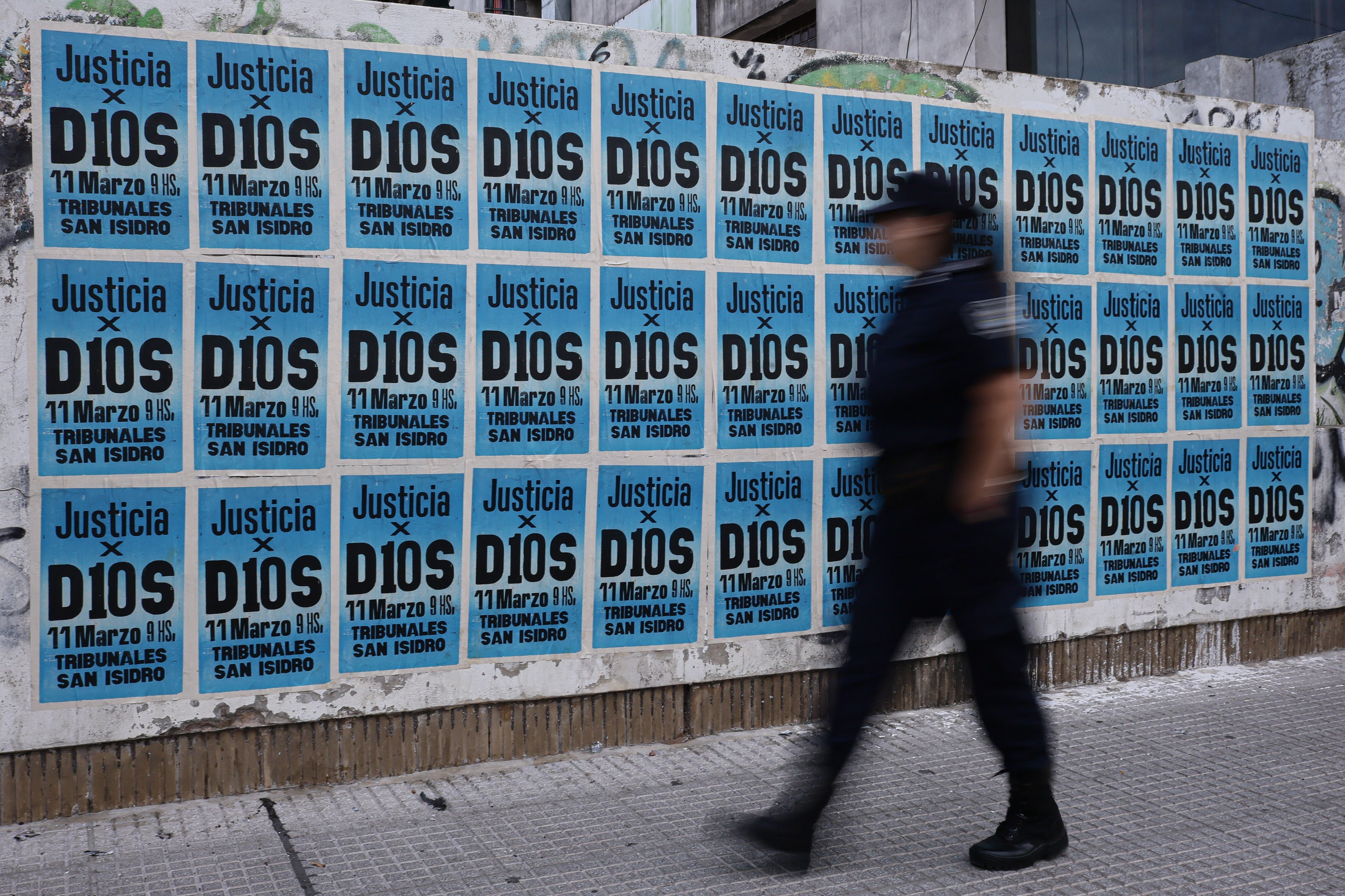 Posters a las afueras del juicio de la muerte de Diego Maradona. FOTO: Luciano Gonzalez/Anadolu via Getty Images