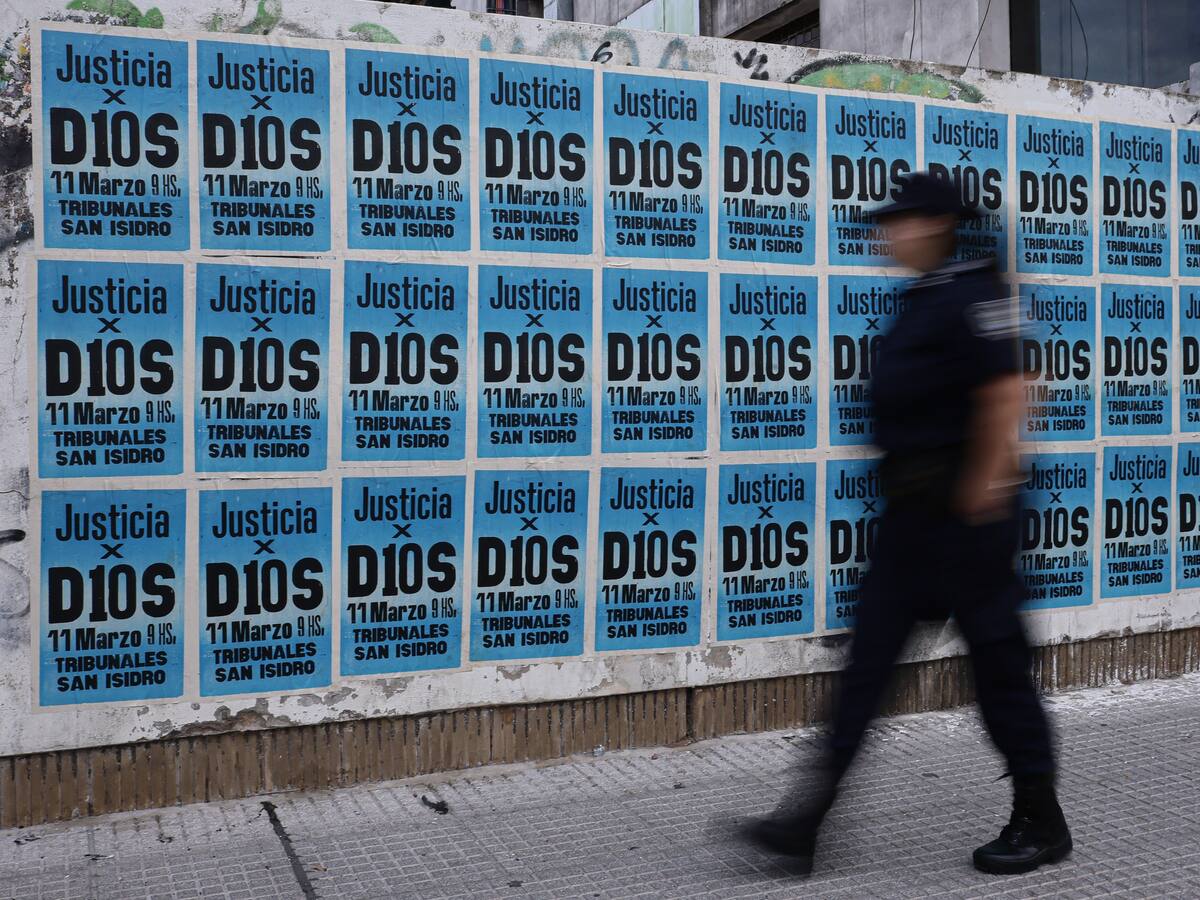 El médico que intentó reanimar a Maradona dijo que había muerto hacía “una o dos horas”