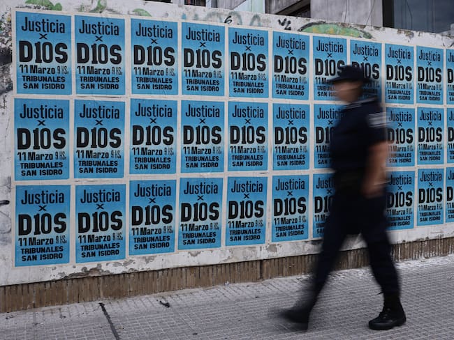 Posters a las afueras del juicio de la muerte de Diego Maradona. FOTO: Luciano Gonzalez/Anadolu via Getty Images