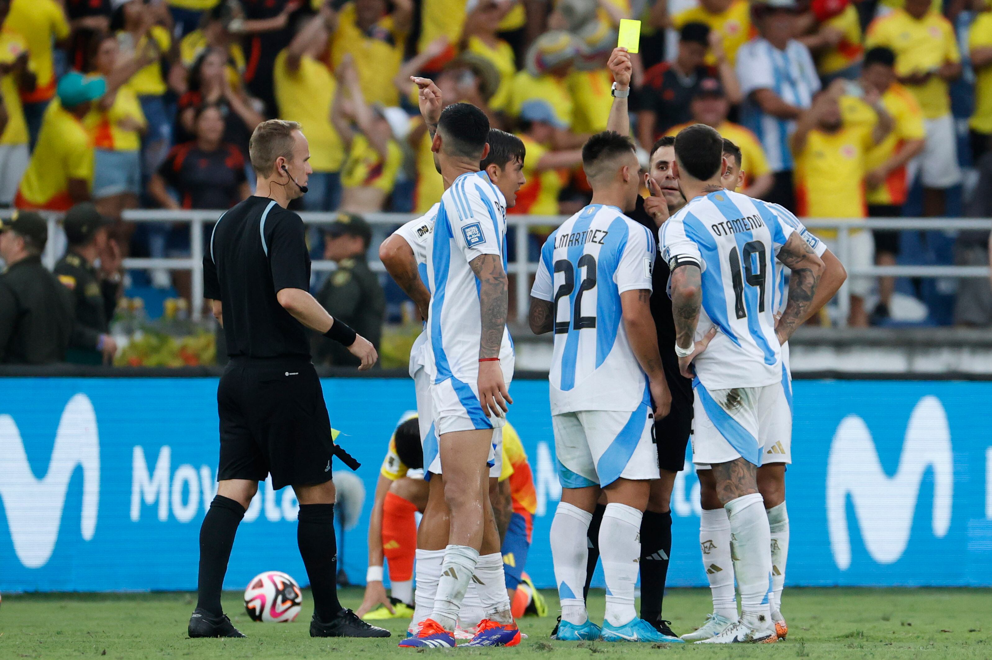Lautaro Martínez de Argentina recibe tarjeta amarilla este martes, en un partido de las eliminatorias sudamericanas para el Mundial de 2026 entre Colombia y Argentina. Foto: EFE.