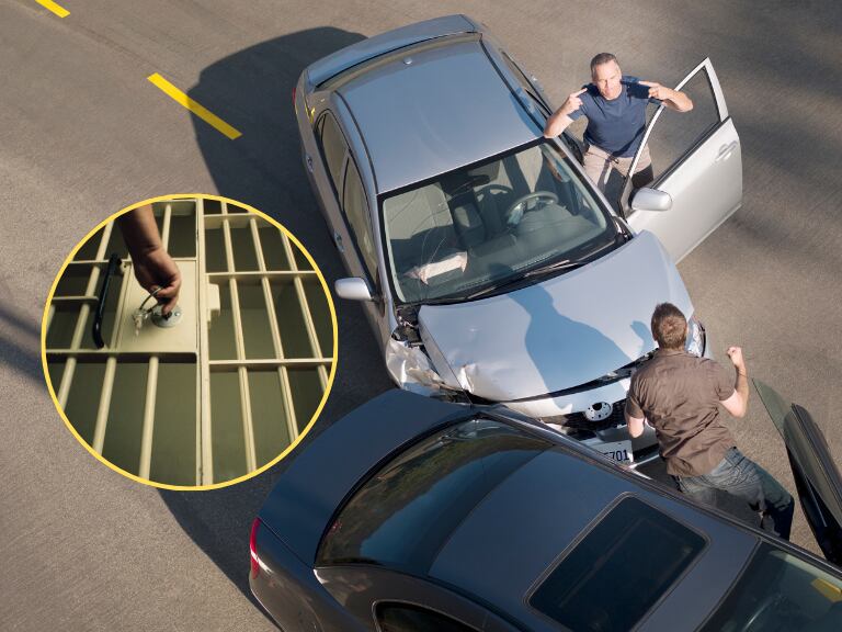 Choque entre dos carros en plena vía principal / Hombre abriendo una cárcel (Getty Images)