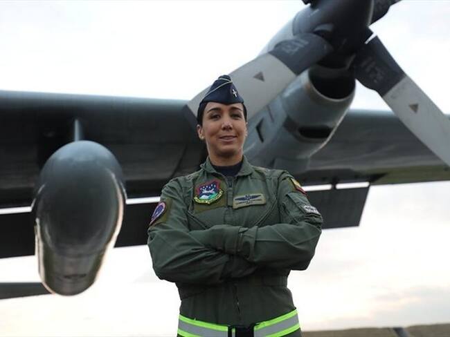 La teniente coronel Andrea Silvana Díaz Bohórquez realizó su primer vuelo como piloto al mando de un Hércules C-130. Foto: Colprensa / FUERZA AÉREA